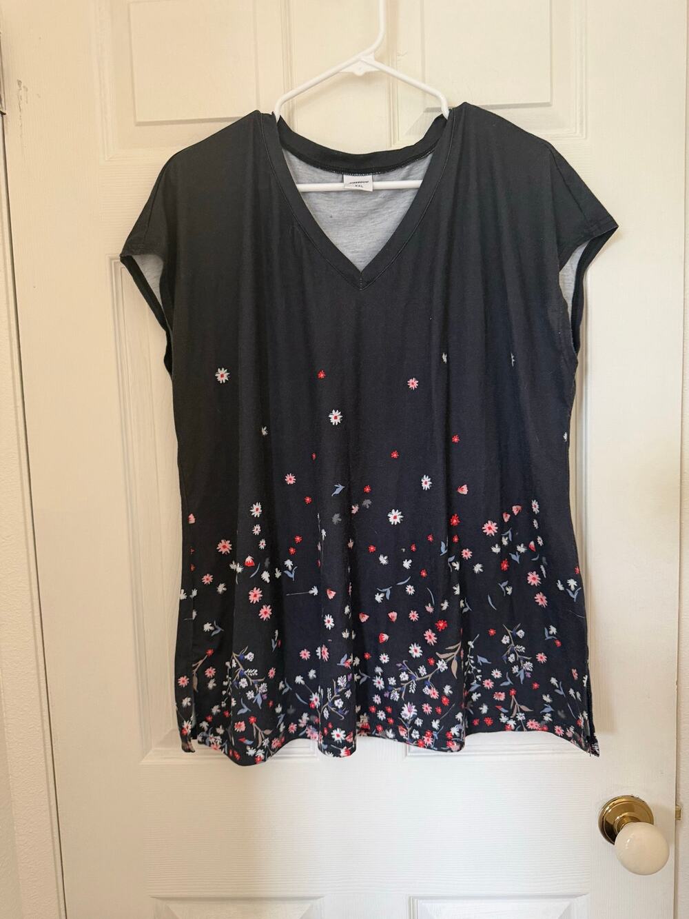 Xierduo Black Floral V-Neck Top XXL